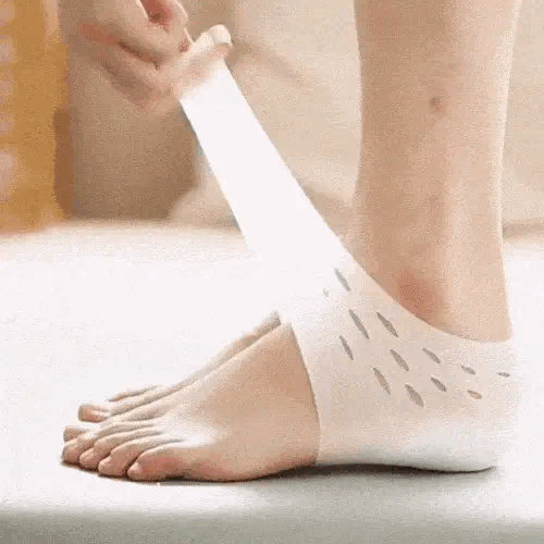Invisible height-increasing insoles for men and women. Lightweight, comfortable, and discreet design with shock absorption. Available in three sizes (1.5 cm, 2.5 cm, 3.5 cm) for any shoe type.