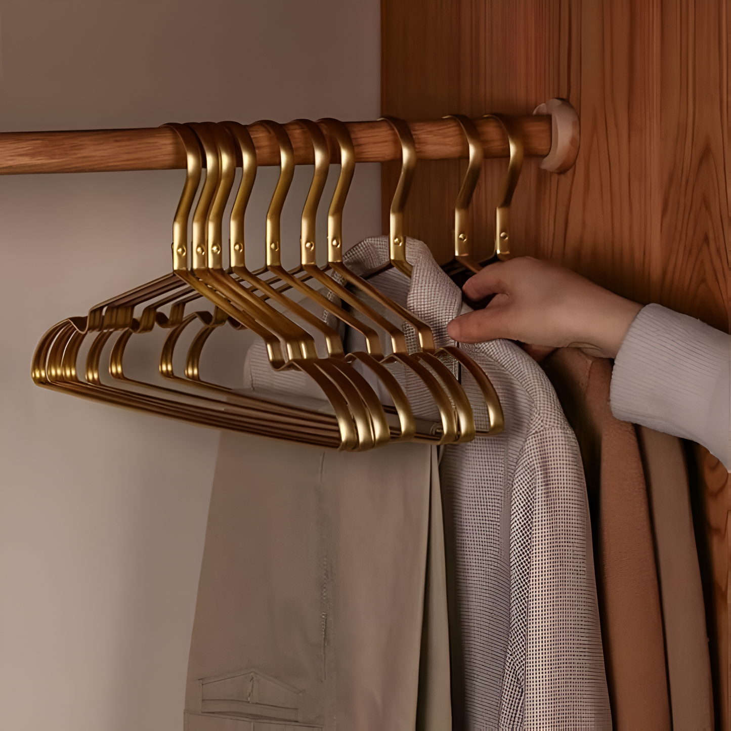 RoyaleGlow Aluminum Alloy Nonslip Hangers for Closet Organization