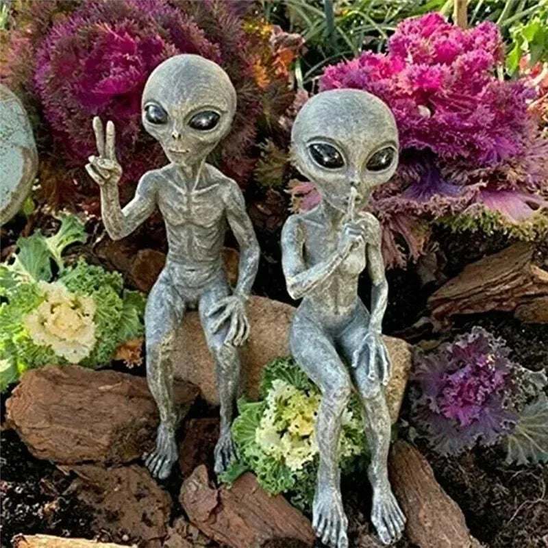 Funny Resin Alien Statue Outdoor Garden Decoration UFO Dwarf Sculpture Desktop Home Decor for Halloween Christmas Ornaments 1