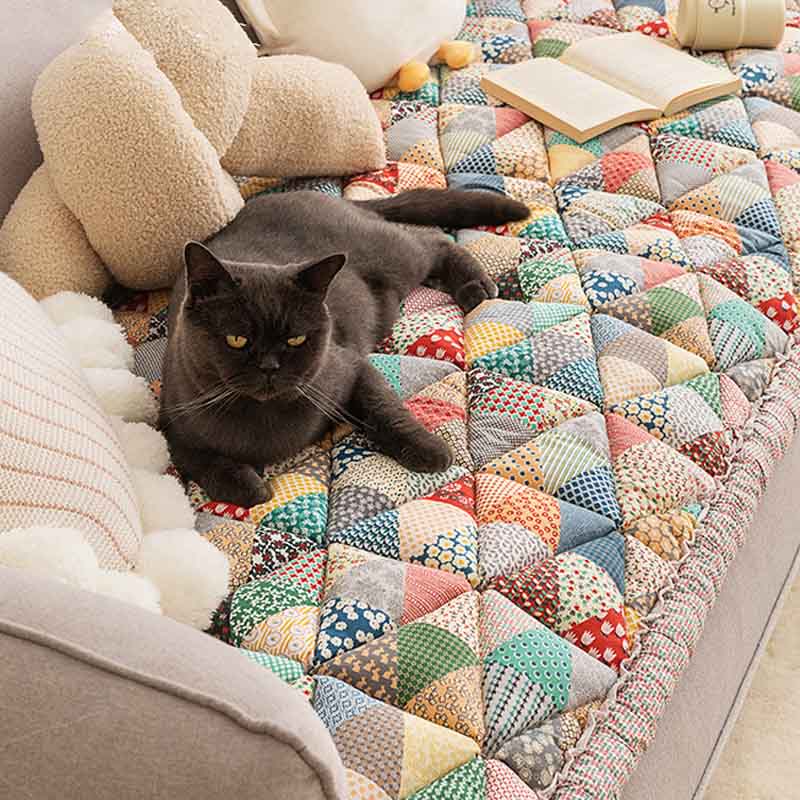 Cotton Quilted Couch Cover – Chic Scratch-Resistant Sofa Protector with Non-Slip Bottom & Handmade Craftsmanship