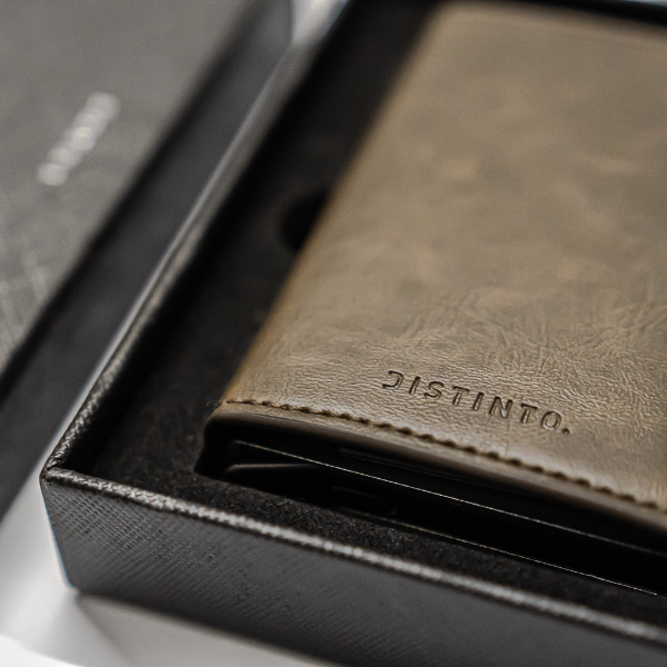 Royaleva Sleek RFID Pop-Up Wallet for Easy Card Access