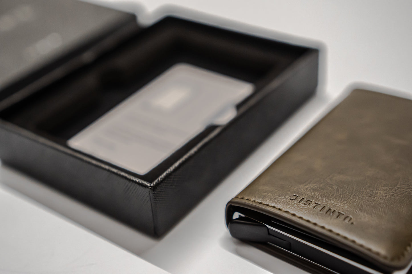 Royaleva Sleek RFID Pop-Up Wallet for Easy Card Access